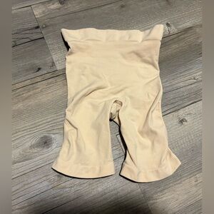 SKIMS Kim Kardashian sculpting mid thigh shorts XS new without tags